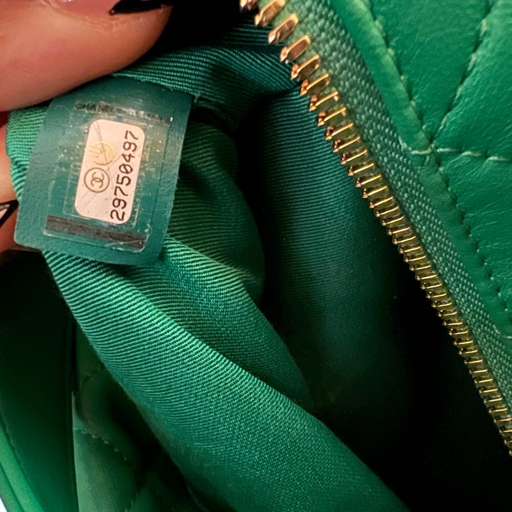 AUTHENTIC Chanel Hobo bag in vibrant Green - Picture 8 of 8